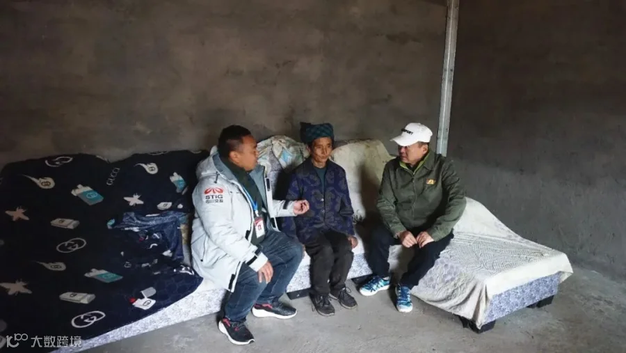 绵九公司赴昭觉县尼地乡开展精准扶贫再走访慰问活动-2.jpg