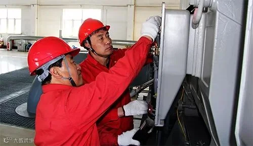 图4检修人员配合春检作业做好拆头工作01.jpg
