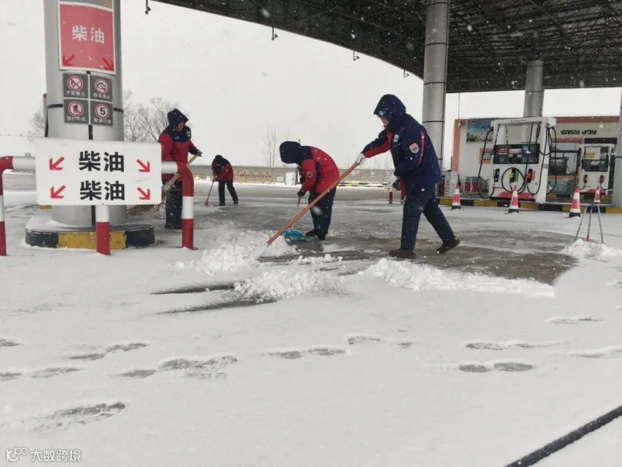 石化公司清扫站内积雪.jpeg