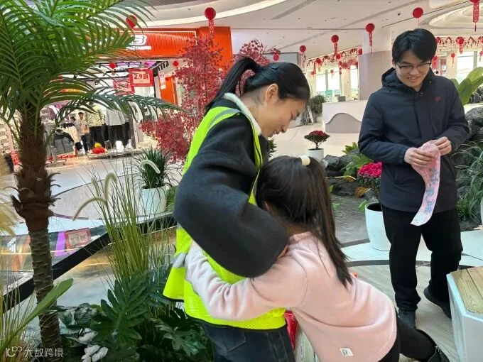 小旅客主动拥抱陈埠服务区工作人员.jpg