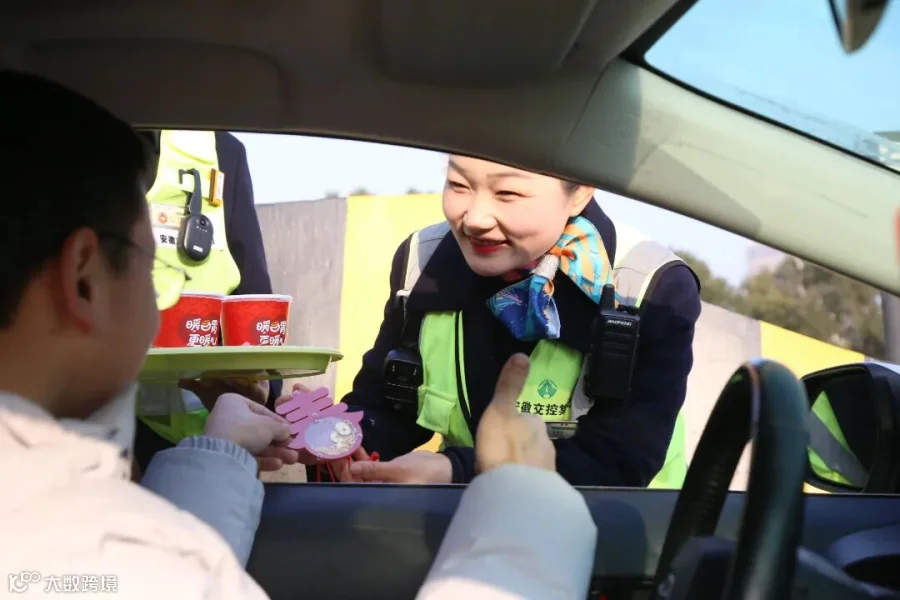 合肥中心龙塘站工作人员为司乘送上春节挂件.jpg