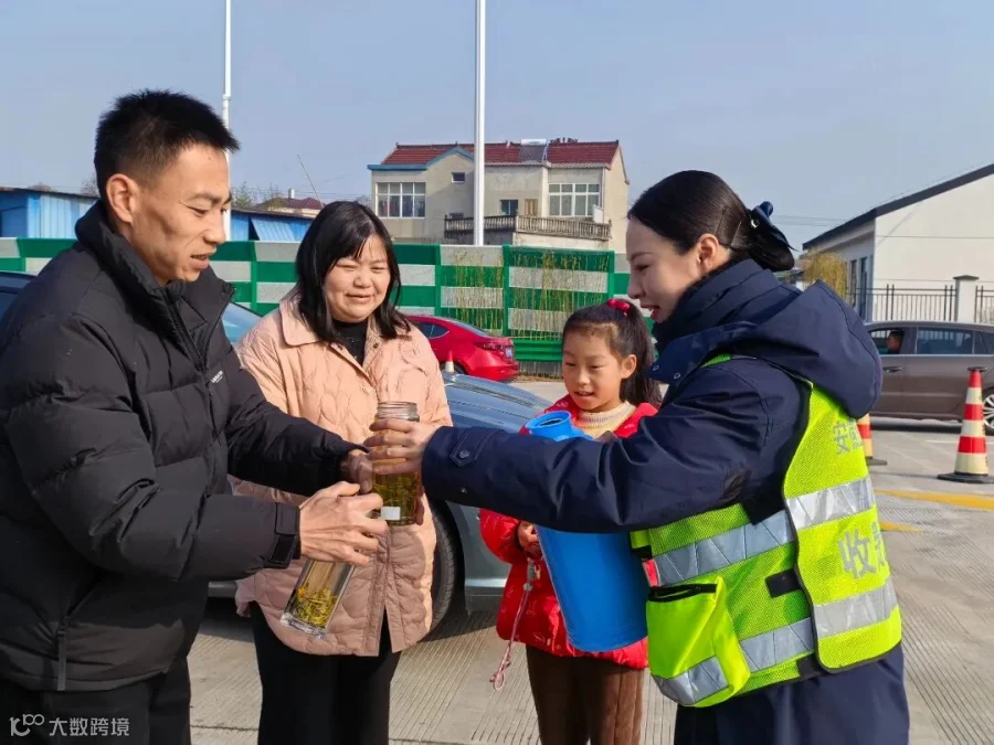 年初一上午，合芜中心陈瑶湖站工作人员热情为路过站点的司乘一家提供热水服务.jpg