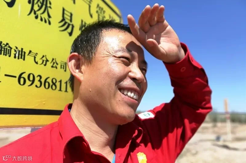 石油汗水.戈壁巡线小憩焦丽娟摄01.jpg