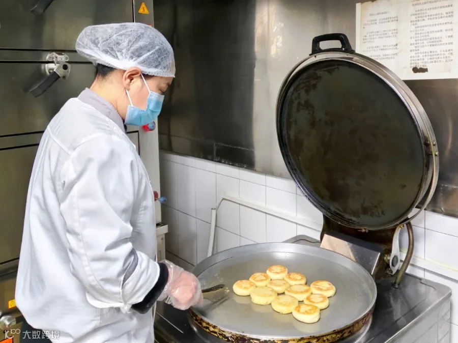 9酒店公司北京安徽大厦厨房面点师傅吕天君正在为顾客制作煎饼.jpg