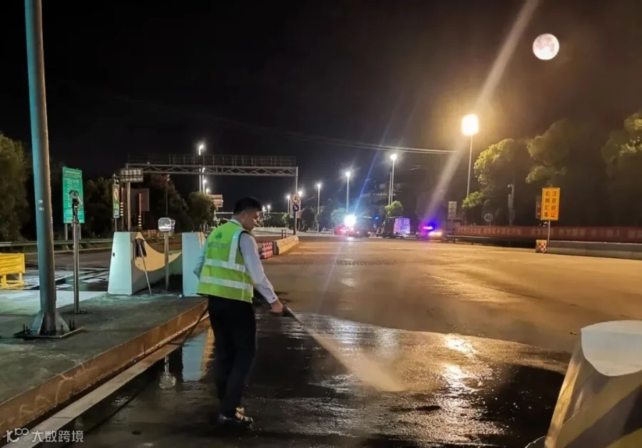 中秋之夜，合安中心安庆北站收费员在对收费道口进行冲洗，让返程之旅舒心畅顺.jpg
