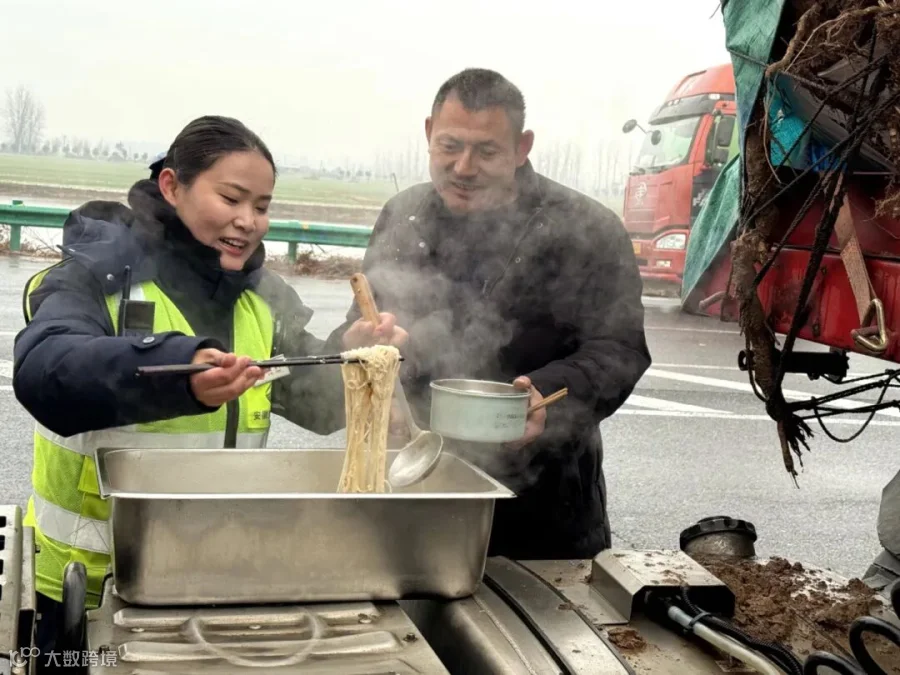 12月13日，受雨雪天气影响，部分司乘滞留在收费站，徐明中心渔沟站收费员化身厨师，为滞留司乘提供温暖早餐等暖冬服务.jpg