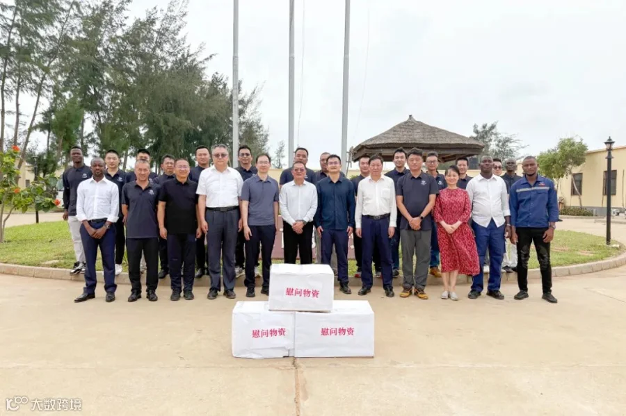 25 2025年6月,云南省人大常委会副主任罗红江率团赴贝宁考察期间，调研贝宁维达海滨项目，开展“送清凉”慰问活动。.jpg