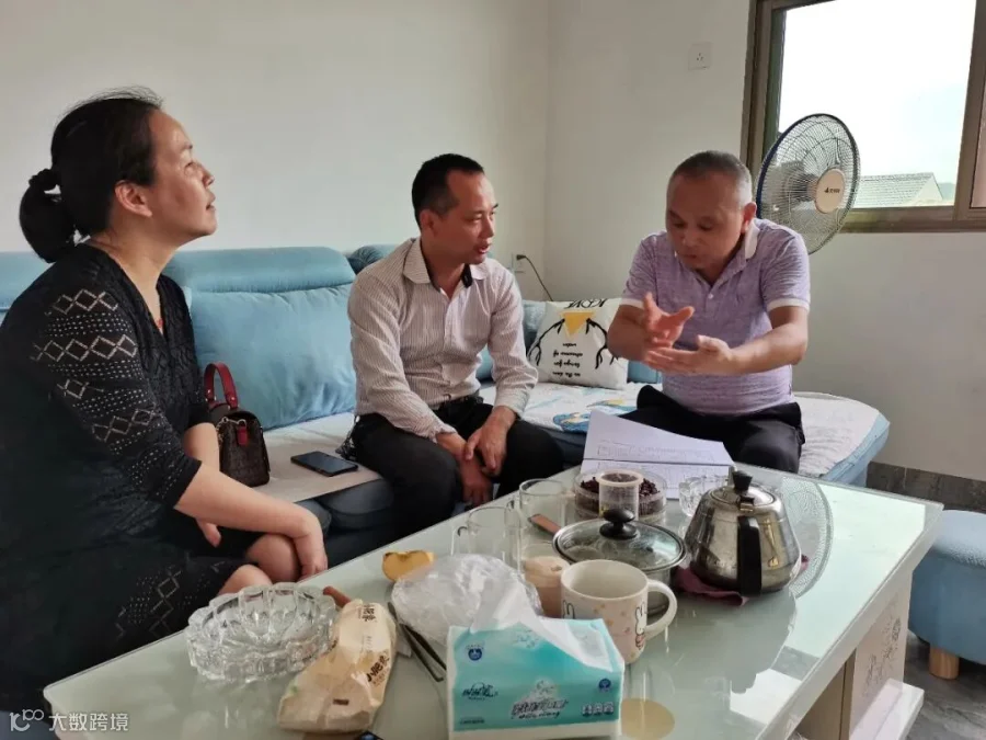 邓书记带队员走访拆迁户,讲解相关政策。.jpg