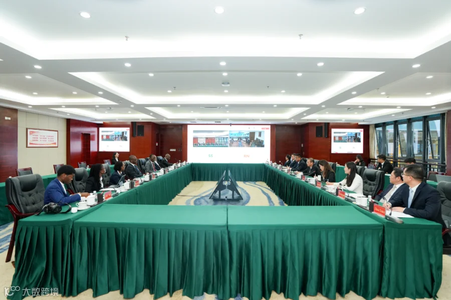30 2025年7月22日,贝宁政府代表团到访集团,与集团公司党委副书记、副董事长、总经理陈宙翔座谈,双方就重点项目建设及拓展合作领域进行深入交流。贝宁生活环境与交通部部长若泽·迪迪埃·托纳托通过视频参会,贝宁驻中国大使弗兰克·阿加贝出席座谈。.png