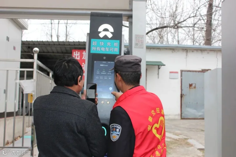 肥东服务区工作人员协助司乘充电.JPG