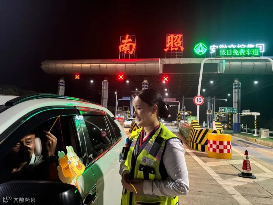 10月5日，阜阳中心南照收费分中心为过往司乘送上小兔子灯笼中秋寄语：三尺岗亭映月光，阜阳中心中秋护您平安行，遥祝家人皆安康！.JPG