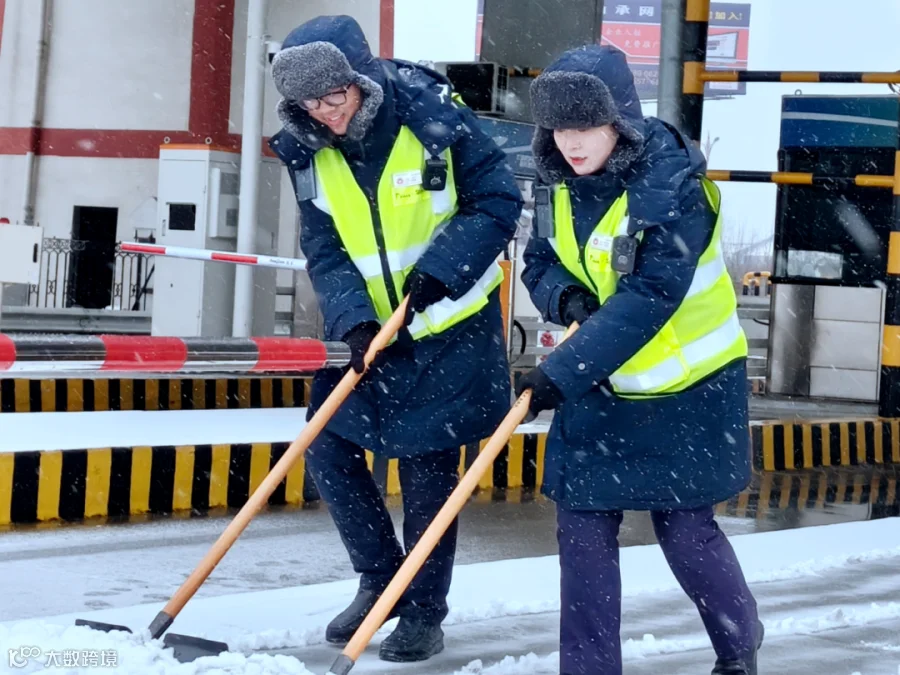 1月19日，徐明中心灵璧站收费员在道口除雪，保障车辆通行.png