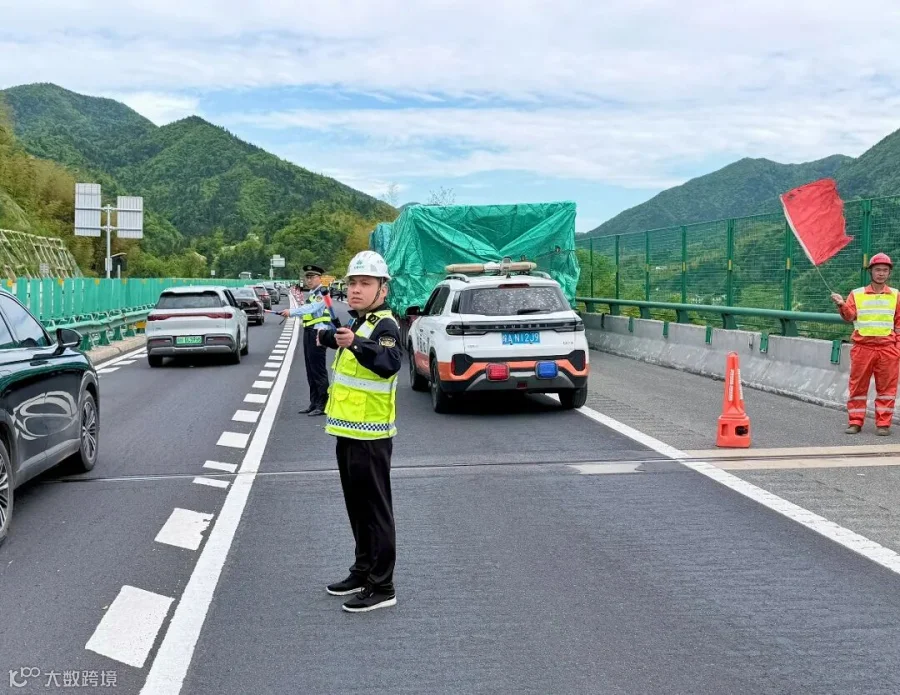 六安中心六岳分中心联合一路多方联勤联动，疏导车辆有序通行。_副本.jpg