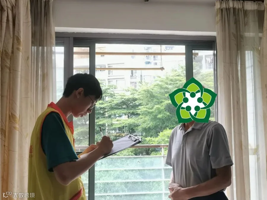 青少年志愿者采访长者志愿者1（李凤梨摄）.jpg