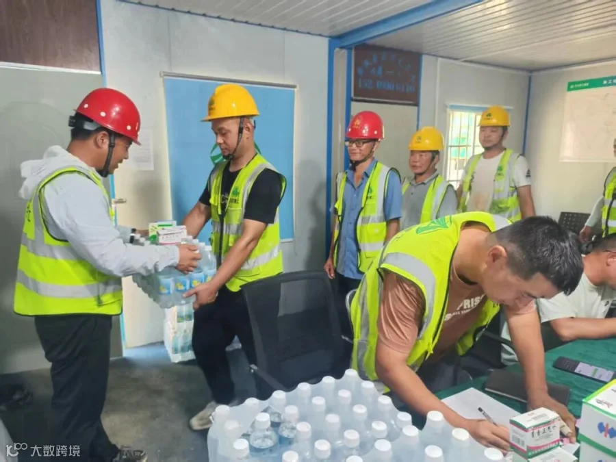 交控建工集团承建合徐南房建项目为工友发放防暑降温物品.jpg