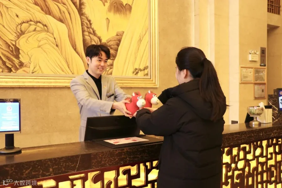 3.安徽高速开元国际大酒店前台员工侯启祥为宾客送上新年祝福.jpg