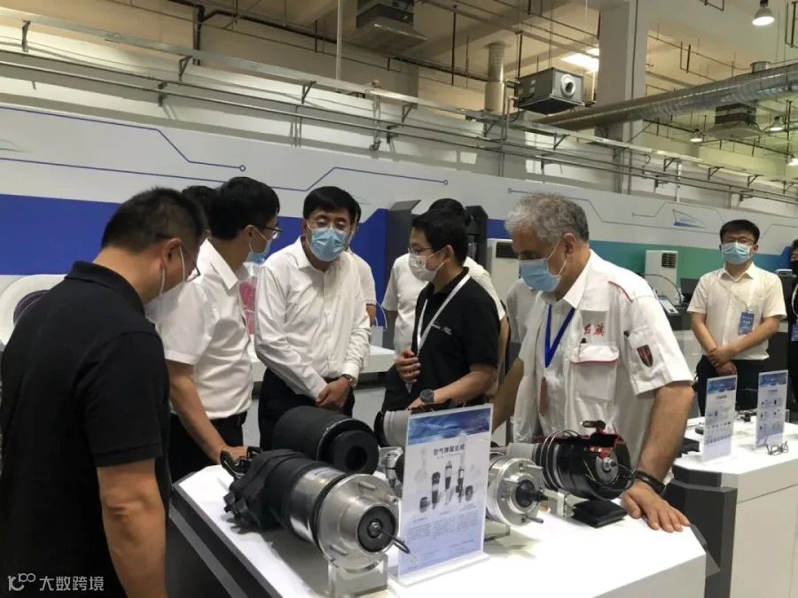 徐世利院长到展台参观.jpg