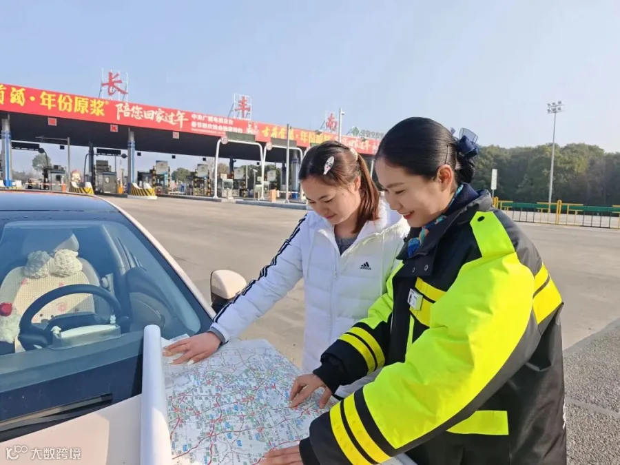 2026年2月2日春运期间滁新高速长丰南收费站为驾驶员指引返乡路线 (6).jpg