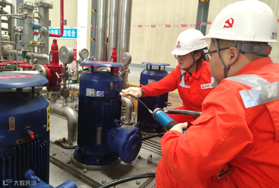 2022年10月20日刘力虎 史彤彤对压缩机辅助系统润滑油泵进行注脂保养.jpg