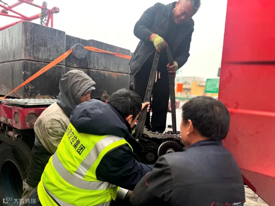 春运首日，蚌埠中心怀远西站收费员李旭东帮助故障货车师傅修车.jpg