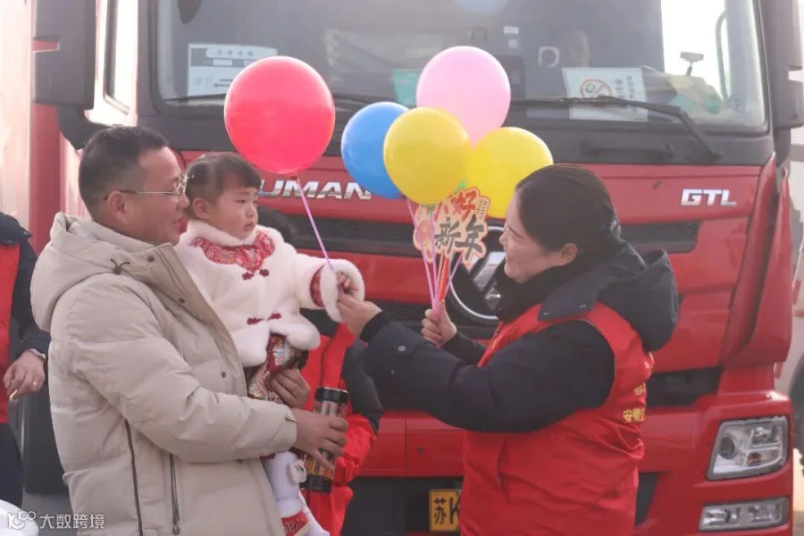2.2月17日，亳州中心太和收费站志愿者为因封道滞留的孩童送上气球，用童趣温暖归途.jpg