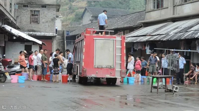 改制前每到枯水季节,只能靠消防车装送水,图为职工排队接生活用水。_副本.jpg