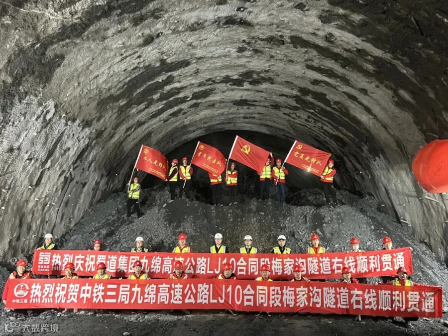 图4:试验段改善层摊铺;.jpg
