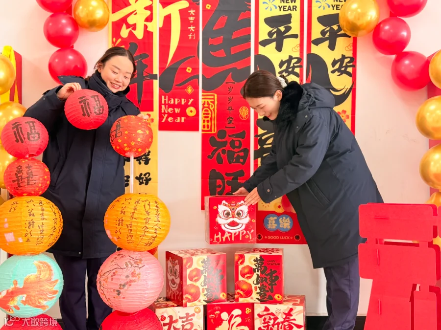 春节将近，蚌埠中心金山湖站组织员工装饰战区，迎接新春。.png
