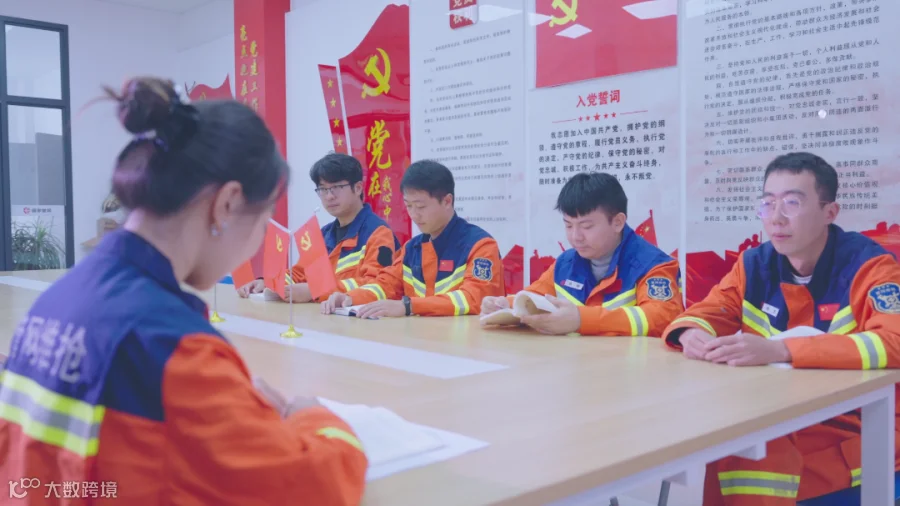 01_于一片光明中_1762161786291.png