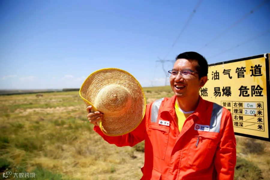 7月12日长庆分公司滚泉作业区的赵宁正在惠宁线进行巡线,烈日当空,用草帽扇风,带来片刻凉意。.JPG