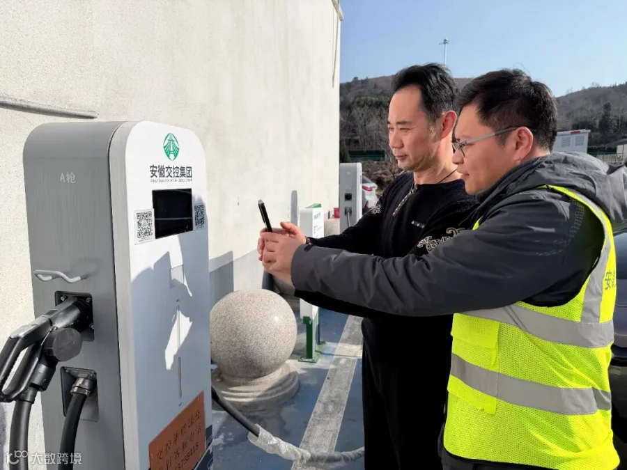 7交控资源公司所属交控能源公司运维人员在清溪服务区为新能源车主提供充电引导服务.jpg