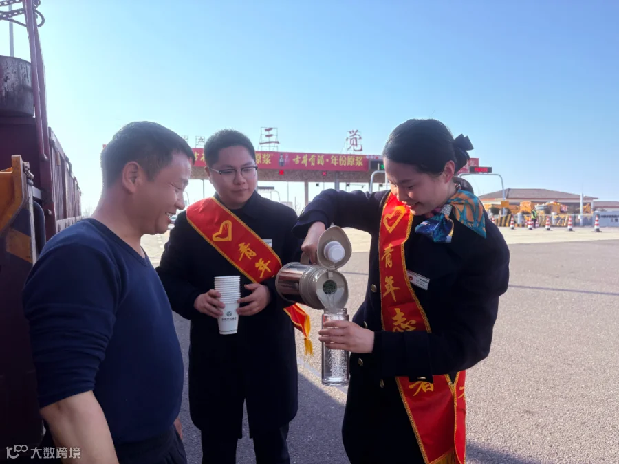 节日我在岗，G0321德上高速合六中心三觉收费站张丽、江鹏为司乘人员倒热水，做好便民服务 (4).png