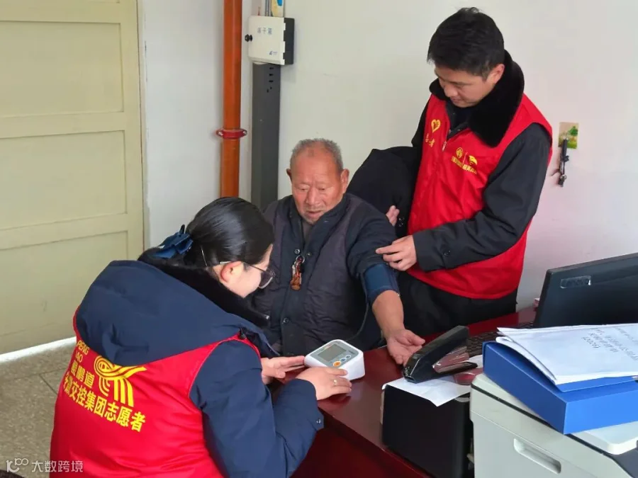 亳州中心第三党支部志愿者前往蒙城县双涧镇中心卫生院敬老院，给老人量血压，关心老人身体状况。.jpg