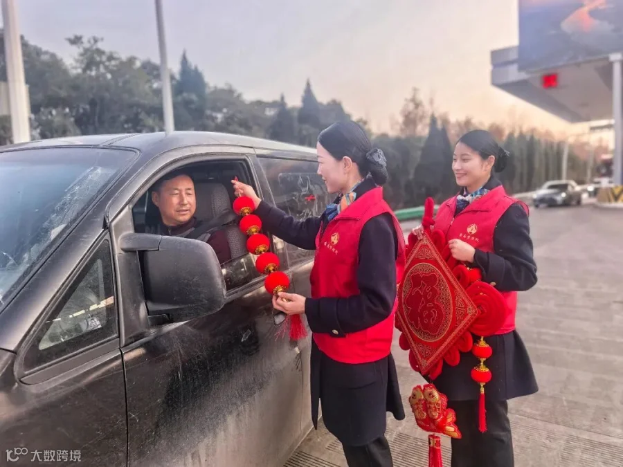 淮南中心淮南站工作人员为司乘送上新年挂件.jpg