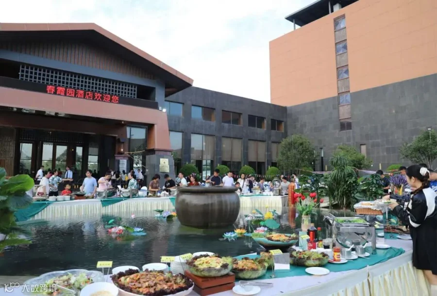 酒店公司-春霞园酒店以其独特的魅力,为宾客们带来了一场难忘的美食之旅.jpg