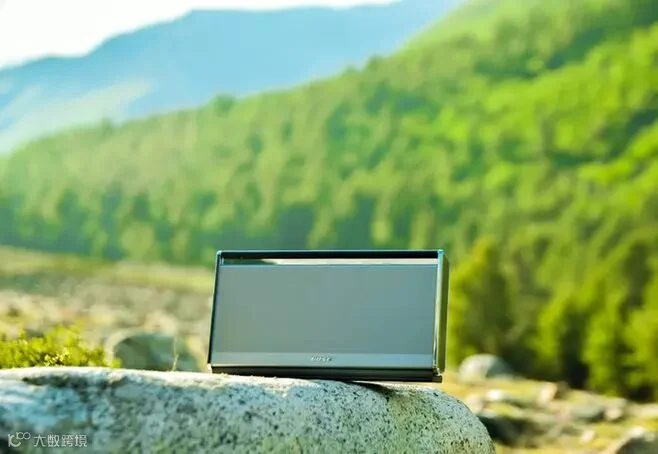 山、山、树、林地、森林、岩石、巨石、山谷、风景、扬声器、音乐、科技、旅游、盒子、野外、旅游、露营、徒步、日出、早晨