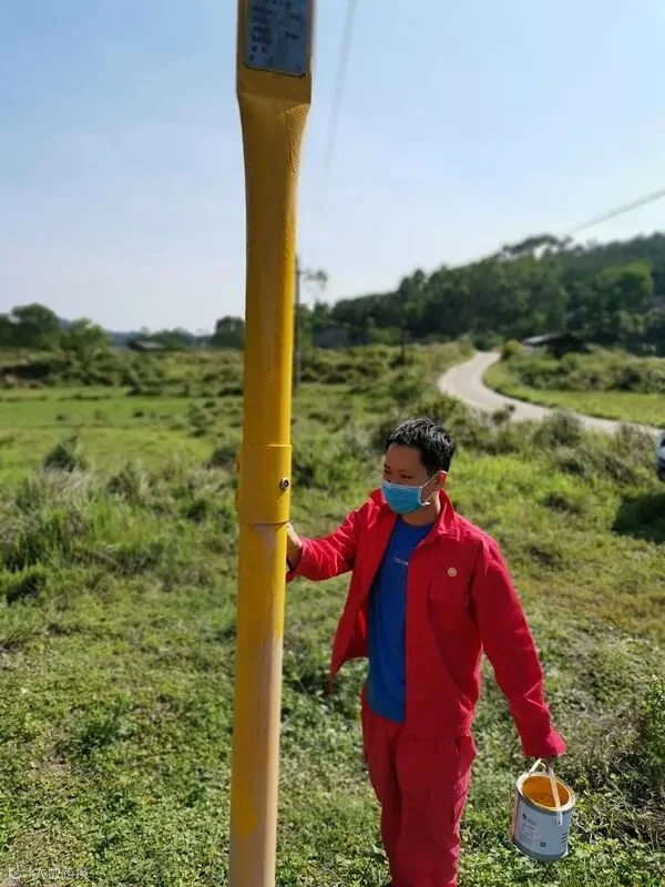 8月2日防城港输气站站长在烈日下对测试桩进行刷漆_副本.jpg