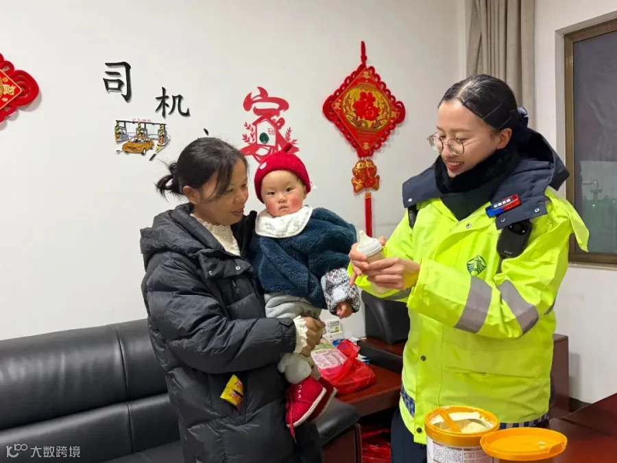 17.2月16日，除夕夜，高界中心武昌湖站班长王宇珊当起“临时妈妈”帮助受困司乘.jpg