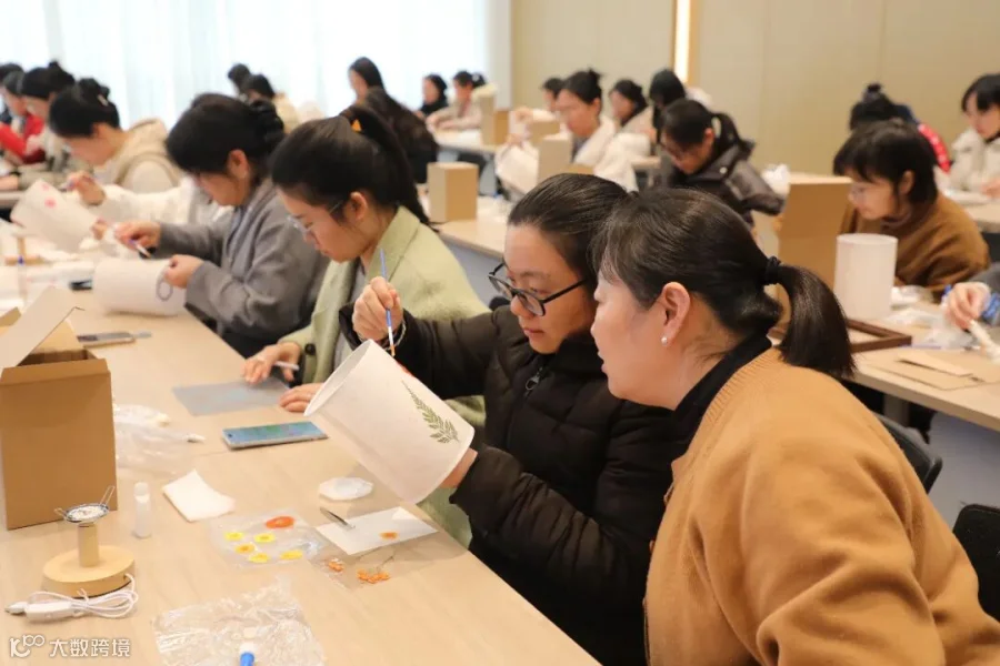 02- 3月5日，设计总院女职工在“指尖传韵·致敬芳华”活动中制作手工压花台灯.jpg