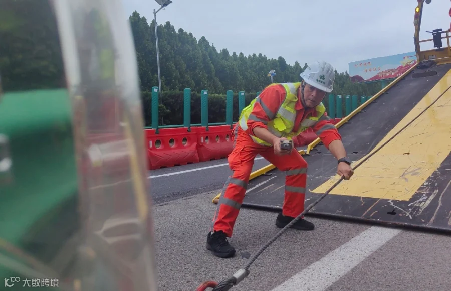 中秋我在岗，宿州中心宿州南保畅分中心施救人员做到道路清障救援工作。.png