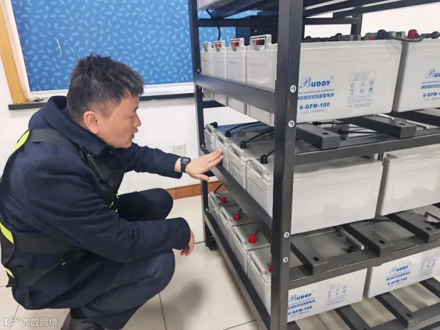 12马鞍山中心马鞍山南站工作人员开展节前安全检查-检查监控室UPS电源.jpg