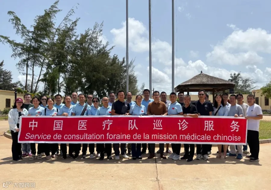 17 2025年6月1日,贝宁维达海滨项目部职工驿站特邀中国(宁夏)第27批援贝宁医疗队走进项目建设一线,组织上百名中非员工开展“健康护航”主题义诊活动。2.jpg