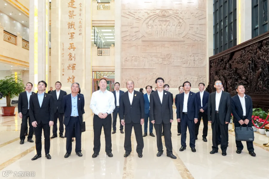 20 2025年6月20日，来滇出席第9届南博会暨第29届昆交会的老挝副总理吉乔·凯坎皮吞到访集团，参观集团并与集团深入交流。云南省政协副主席赵金，云南省外办一级巡视员郝昆陪同到访。集团公司党委书记、董事长陈祖军，党委副书记、副董事长、总经理陈宙翔热情接待来宾。.png