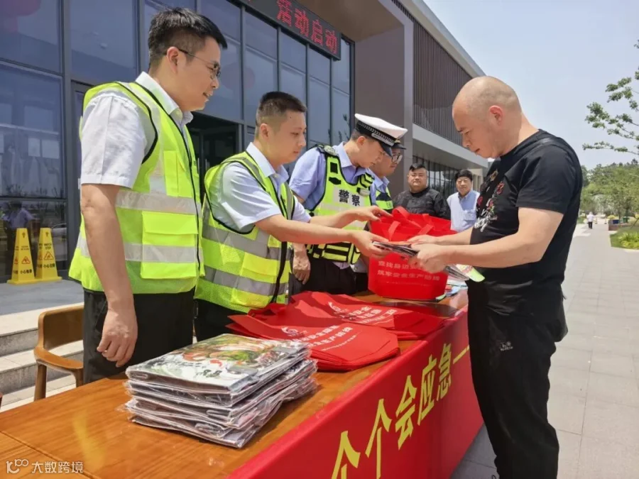 6.驿达公司洪林服务区为过往司乘发放交通安全宣传彩页及宣传扇。.jpg