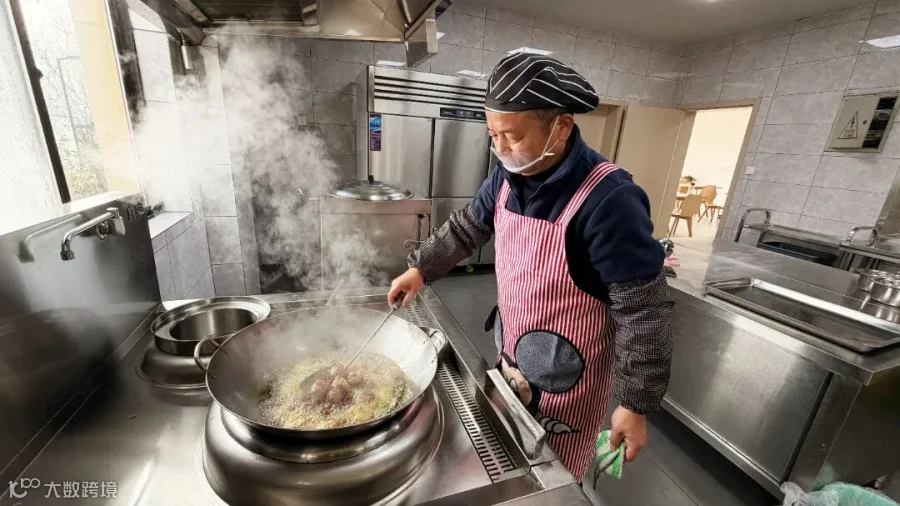 2月9日，马鞍山中心和县西站食堂工作人员精心制作炸圆子全力做好春节后勤服务保障工作1.JPG