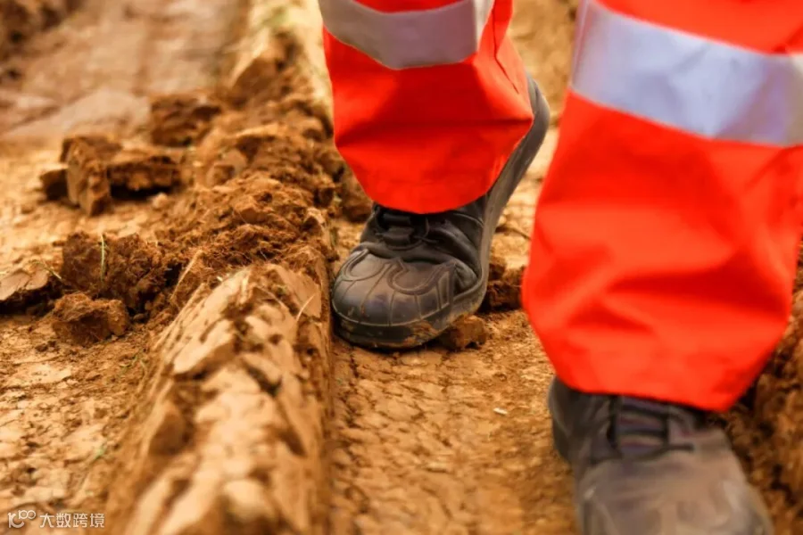泥泞道路巡线1(4月22日,沈阳分公司灯塔管道管理站管道技术员小陈雨后巡线,他走在泥泞的道路上,深一脚浅一脚,鞋子上已污迹斑斑,他仍沿着管道线路走向大步向前。——王雪竹摄影).JPG