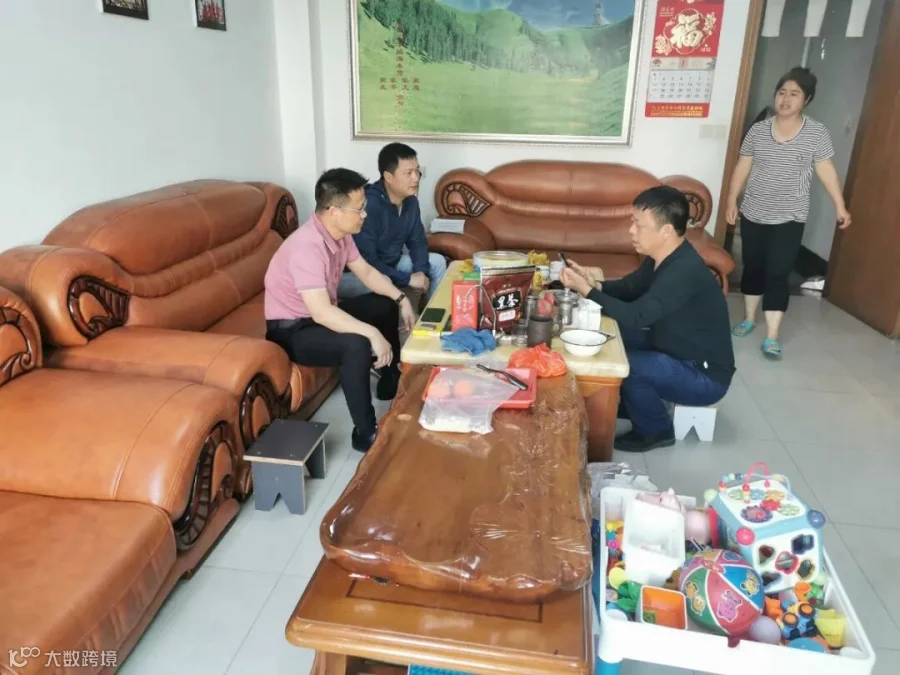 城控集团征迁第一工作组在Y255唐玉娣户做征迁动员工作。.jpg