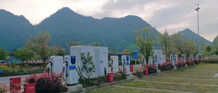 五月揽清风，满电游山河