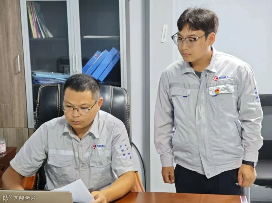 师傅严谨认真地逐句逐字地指导工作材料.jpg