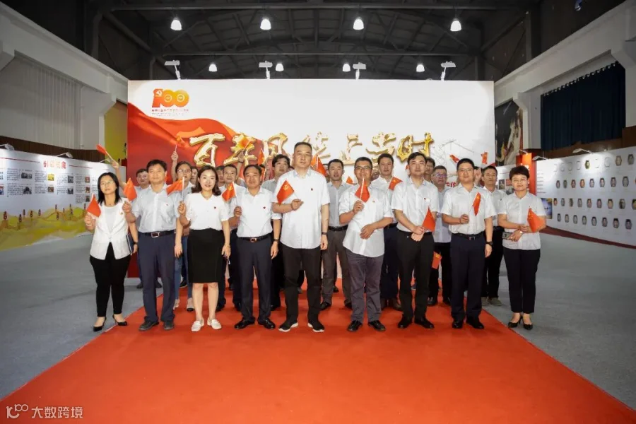 推出“百年风华正当时”主题展览.JPG